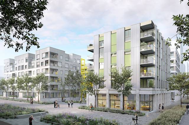 Moderne Wohngebäude mit Balkonen und grünen Fassadenelementen an einem belebten städtischen Platz mit Fußgängern und Radfahrern.