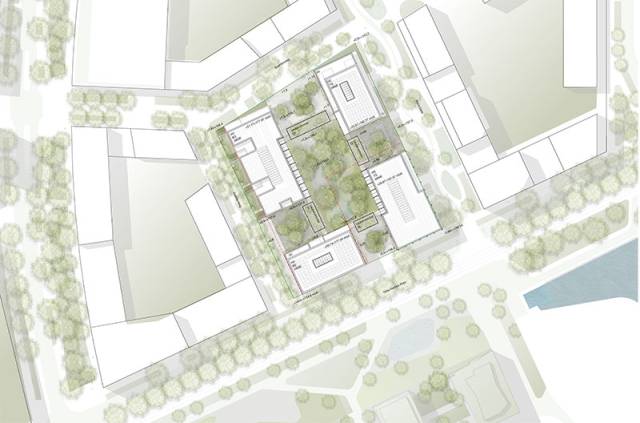 Architektonischer Lageplan eines mehrteiligen Gebäudekomplexes mit begrüntem Innenhof, umgeben von städtischer Bebauung und Bäumen.